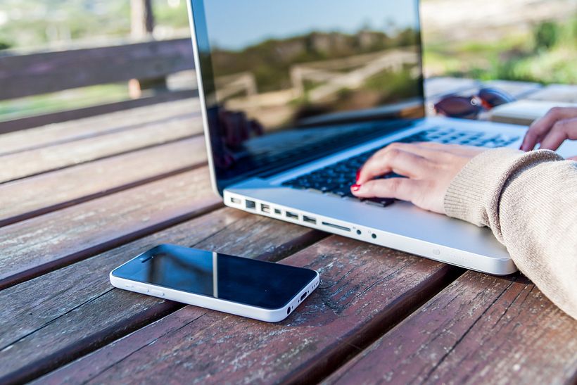 Domestika ofrece cursos de formación online para adquirir conocimientos demandados a los digital nomads. 