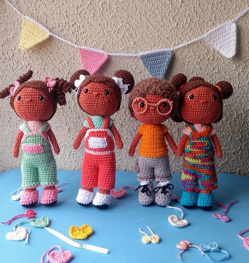E este foi a minha primeira criação. A Nina é personagem de um livro infantil sobre línguas e as diferenças. 