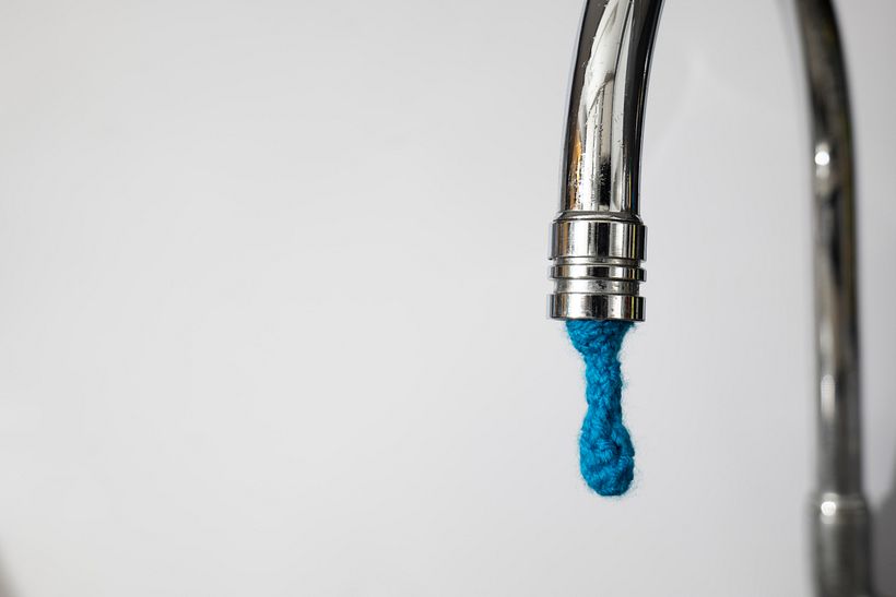 L'eau : je garde toujours une bouteille d'eau à côté de moi, car j'ai besoin de rester hydraté pour maintenir ma santé.