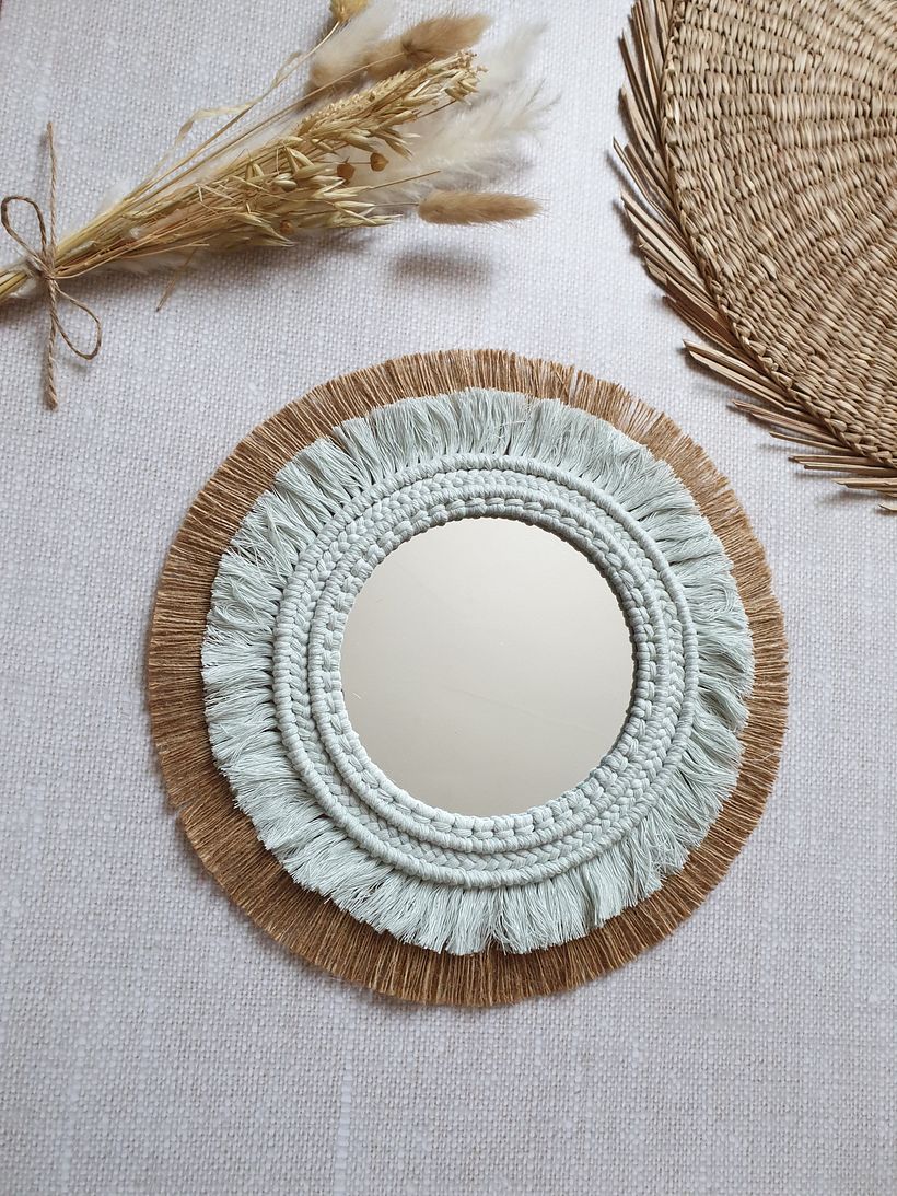 Miroir réalisé avec le nœud tête d'alouette, demi-clé et tressé couchée 