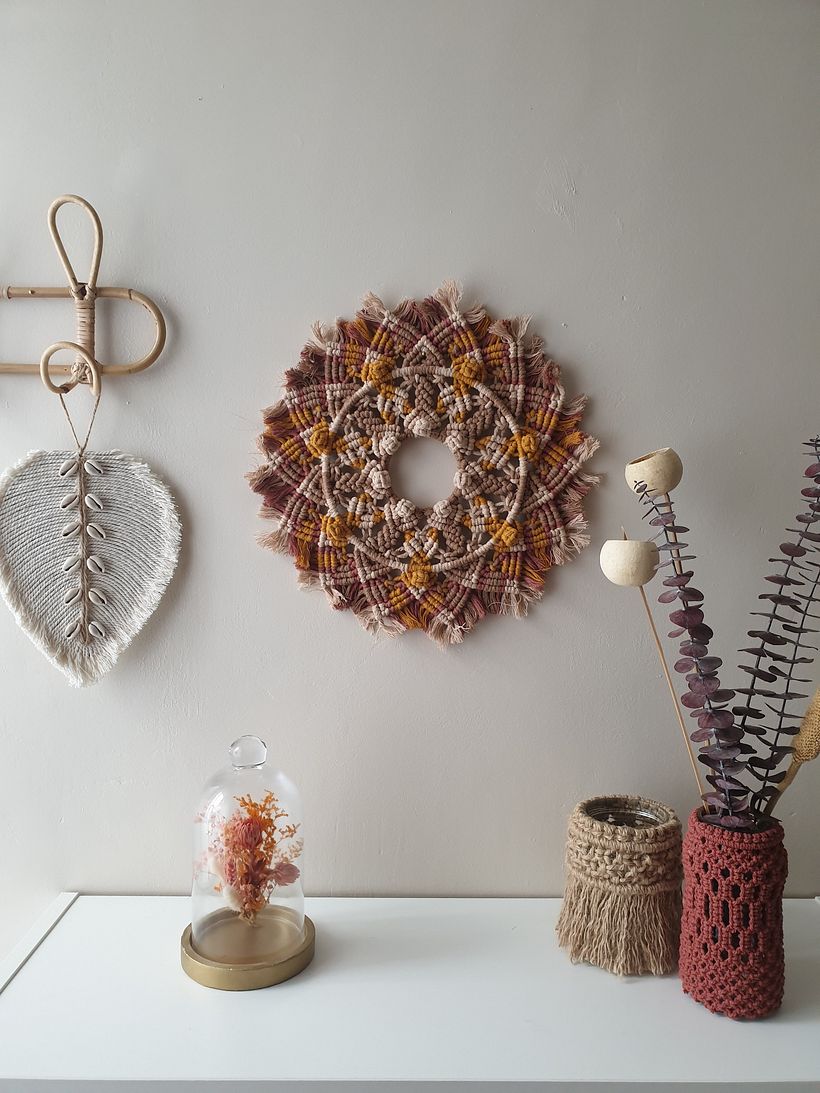 Mandala multi technique réalisé avec le nœud tête d'alouette, demi-clé, nœud baie (boule) et nœud plat