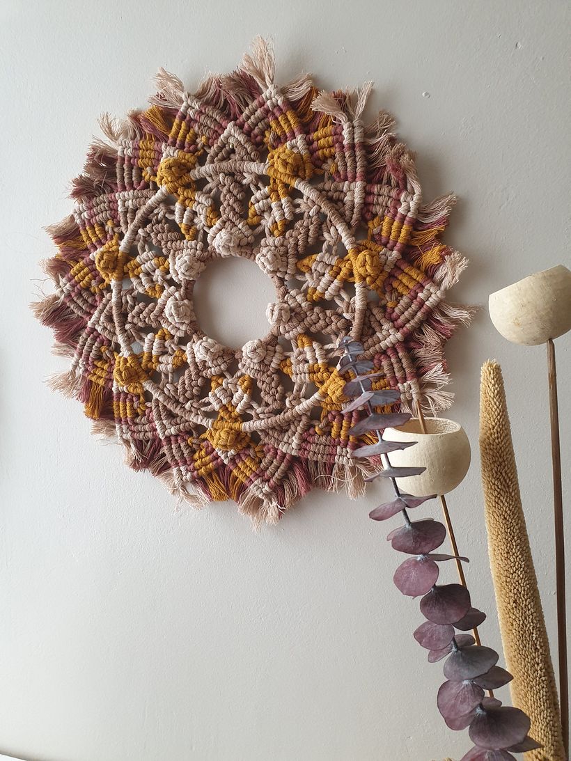 Mandala en quatre couleurs multi technique travaillé sur deux cercles métal