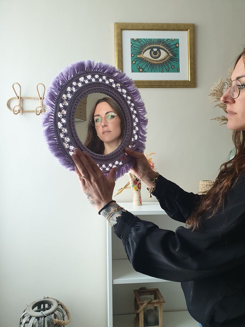 Miroir multi techniques réalisé avec le nœud tête d'alouette, demi-clé, tresse couchée et nœud plat