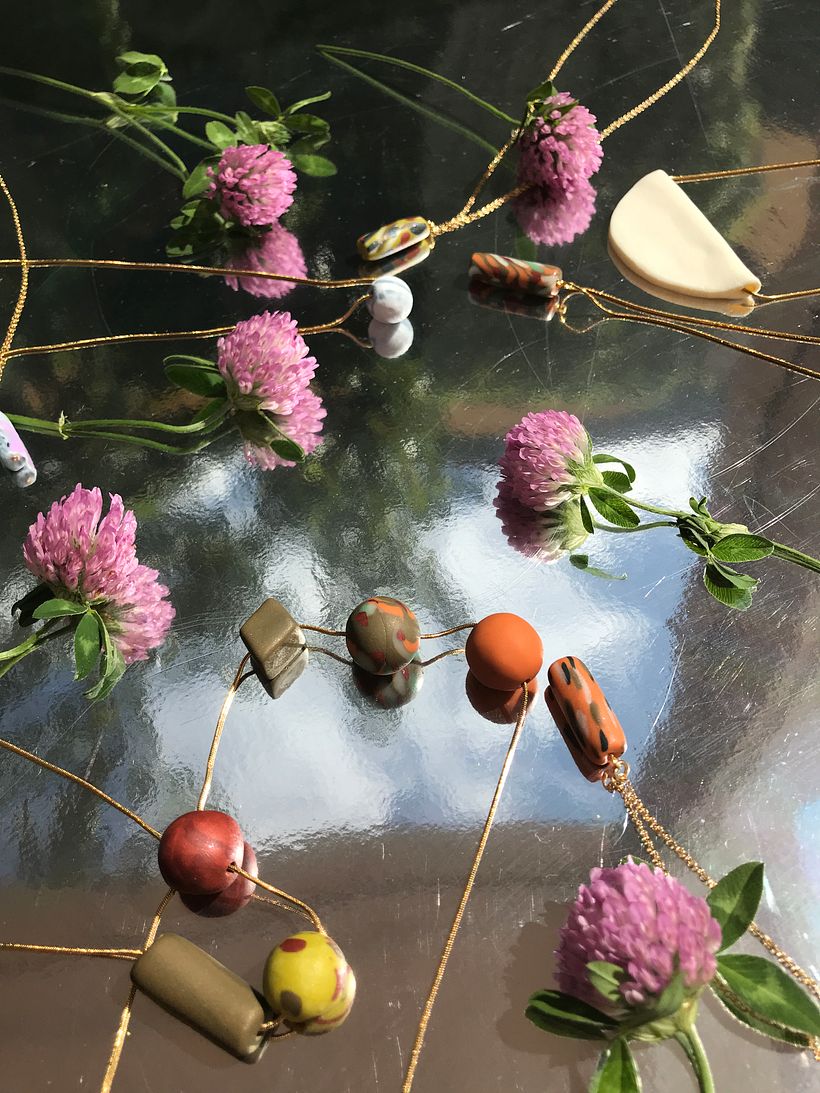 Collares realizados con arcilla polimérica de Mónica Ferreira.
