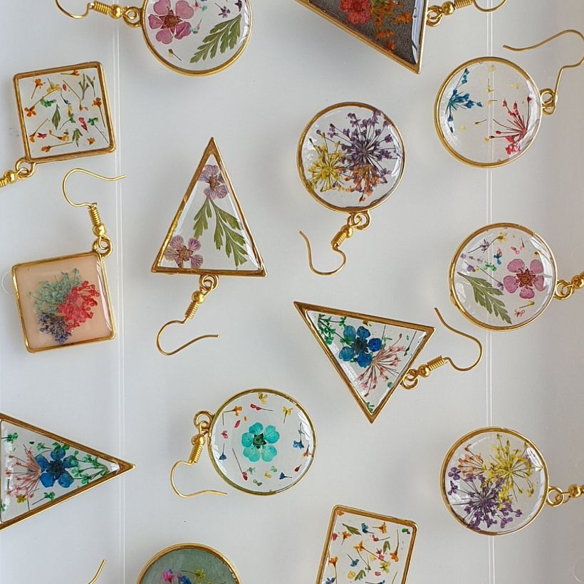 Diseños de pendientes de resina de Jolleen. 
