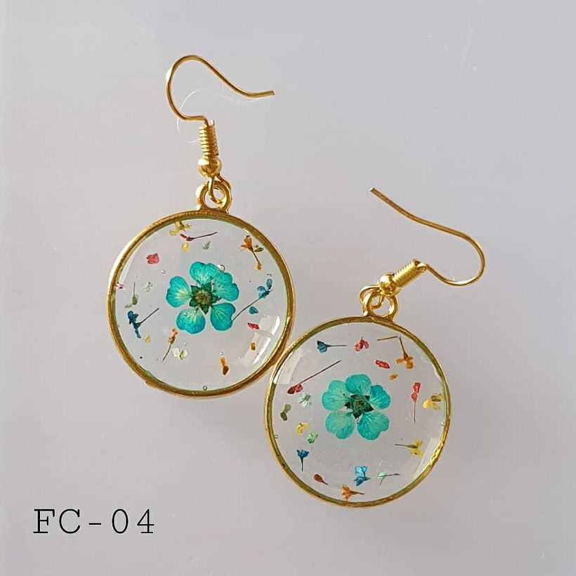 Diseño de joya de resina de Jolleen. 