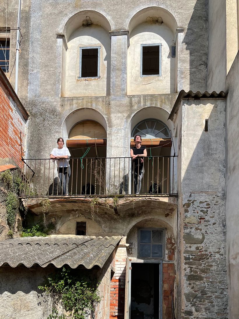 Fachada sur-oeste, con vistas a las montañas de la Garrotxa