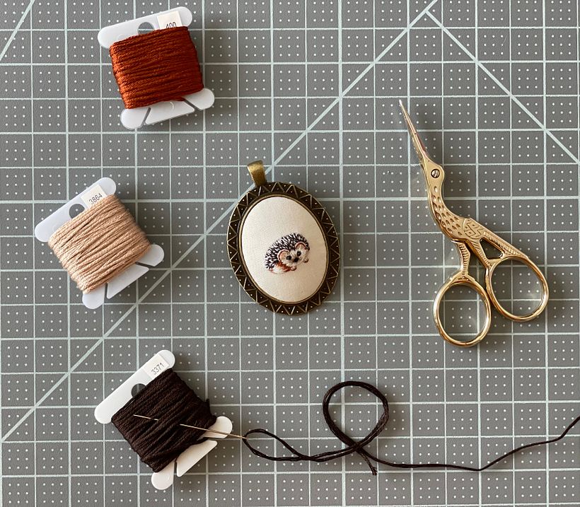 Detalle de un colgante con bordado en miniatura y joyas textiles de Carla. 