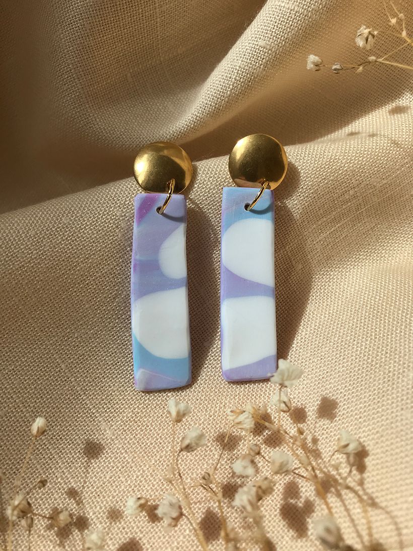 Pendientes (o aretes) realizados con arcilla polimérica por Mónica Ferreira.