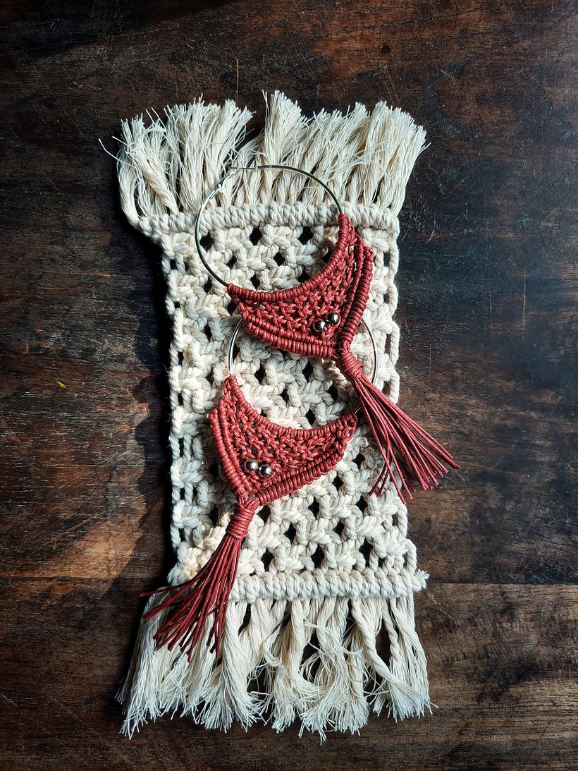 Pendientes de macramé de Claudia Aurednik 