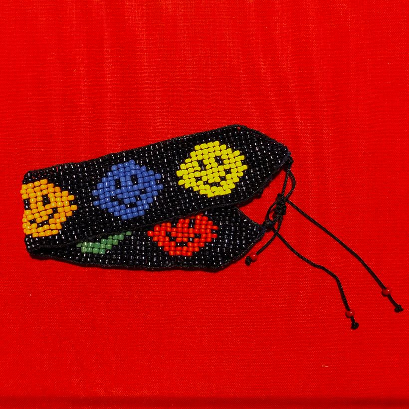 Este es el divertido brazalete de mostacillas de Karen Cubillo. 