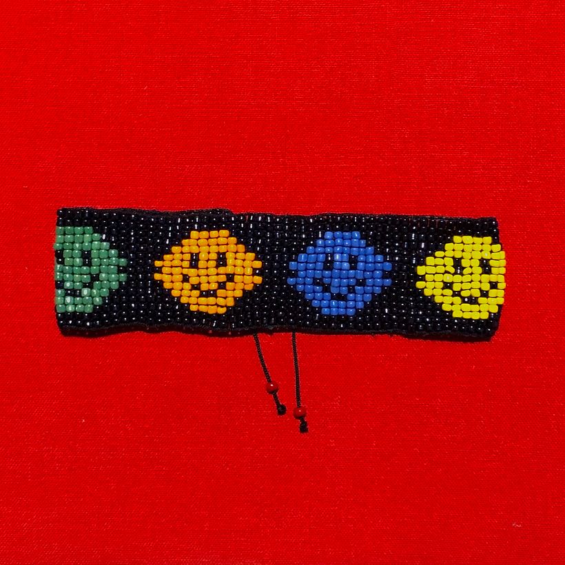 Karen Cubillo ha compartido en su perfil el patrón de este divertido brazalete de mostacillas. 