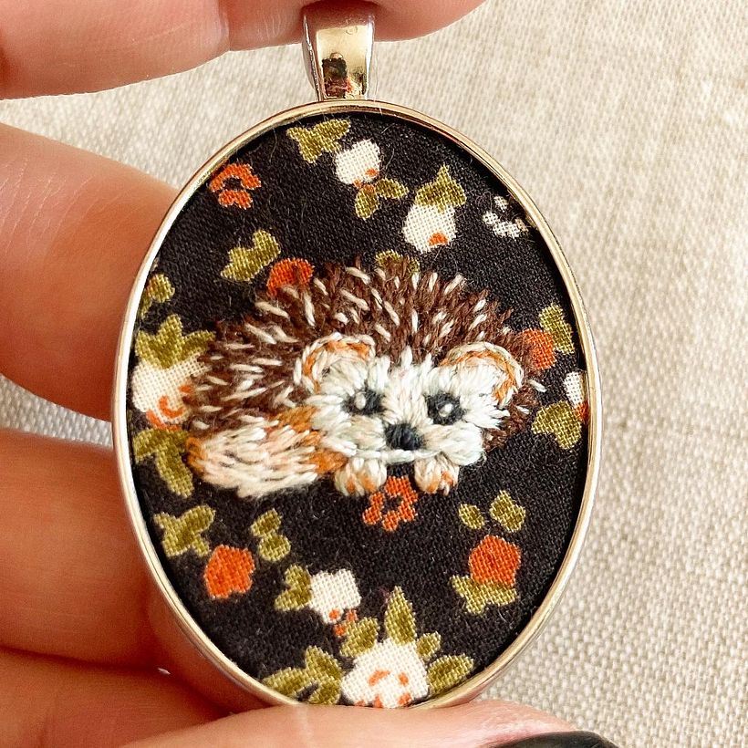 Detalle del divertido bordado en miniatura de un erizo de Cecile. 