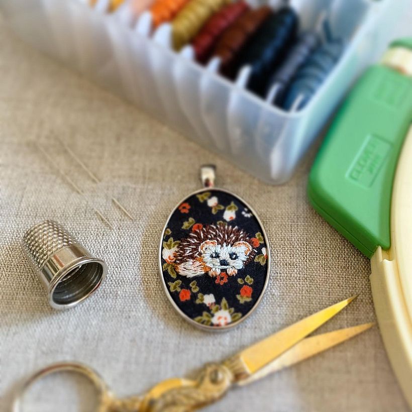Algunos de los materiales usados por Cecile para elaborar esta joya textil con bordado. 