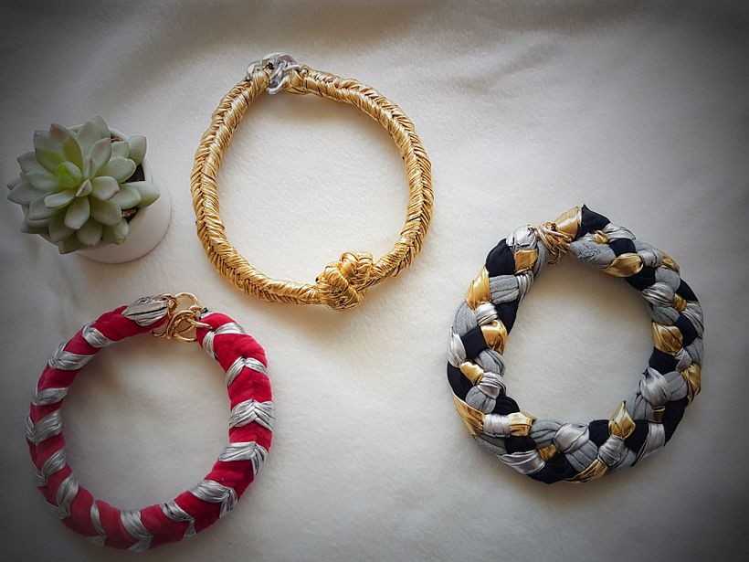 Varios collares de joyería textil creados por Elizabeth Vega.