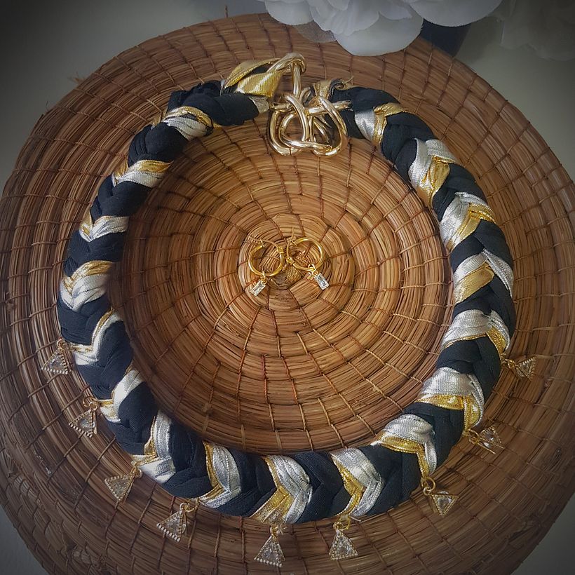 Collar de joyería textil creado por Elizabeth Vega.