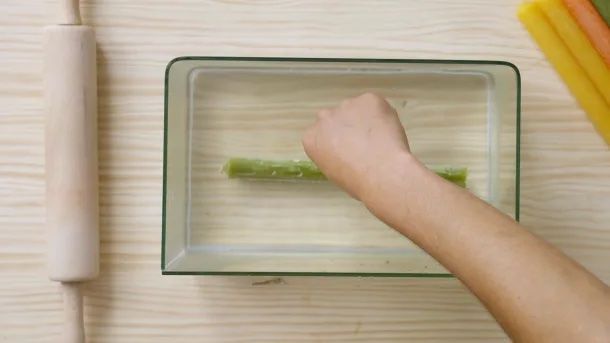 Plongez la bougie dans de l'eau chaude pour rendre la cire flexible.