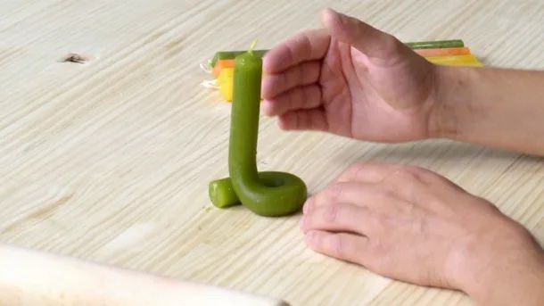 Plier la cire pour lui donner la forme souhaitée.