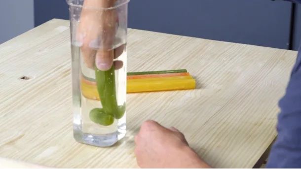 Plongez la bougie dans l'eau froide pour fixer la forme.