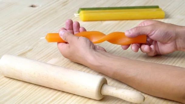 Créez une torsade à partir du bas de la bougie.