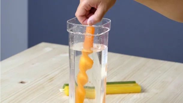 Plongez dans l'eau froide pour fixer la forme torsadée.