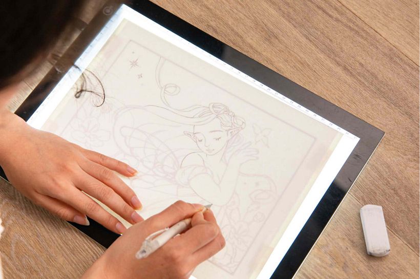 Traçage du croquis sur une feuille d'aquarelle