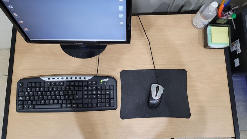 Mi escritorio de oficina ordenado a lo necesario