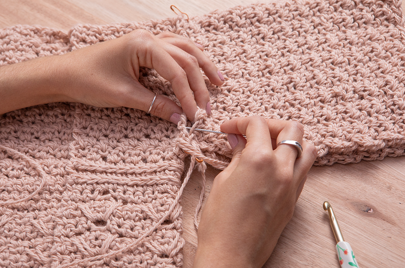 Alelí Deco Crochet tejiendo una de sus prendas crochet de estilo románticas. 