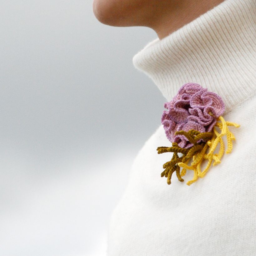 Brooch made of large coral and two algae motifs