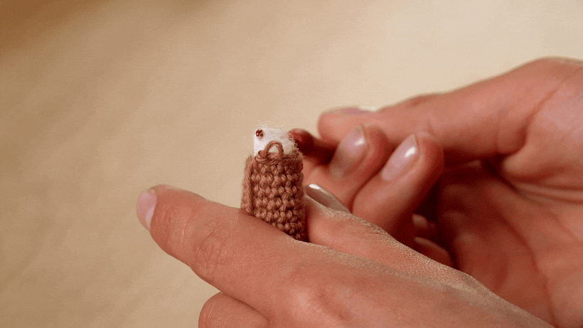 Añade el vellón, cierra cada pieza y ensámblalas al cuerpo del amigurumi.