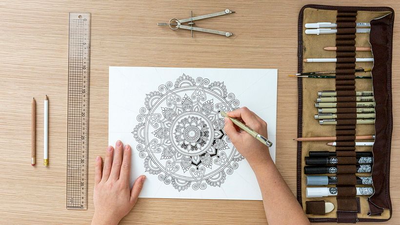 Design von Domestika-Lehrerin Lizzie Snow, die sich auf geometrisches Mandala-Design spezialisiert hat.