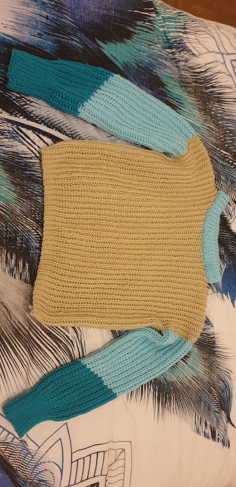 Me quedé sin lana beige al llegar a las mangas y ya no la vendían, pero el cambio de color queda bien al final