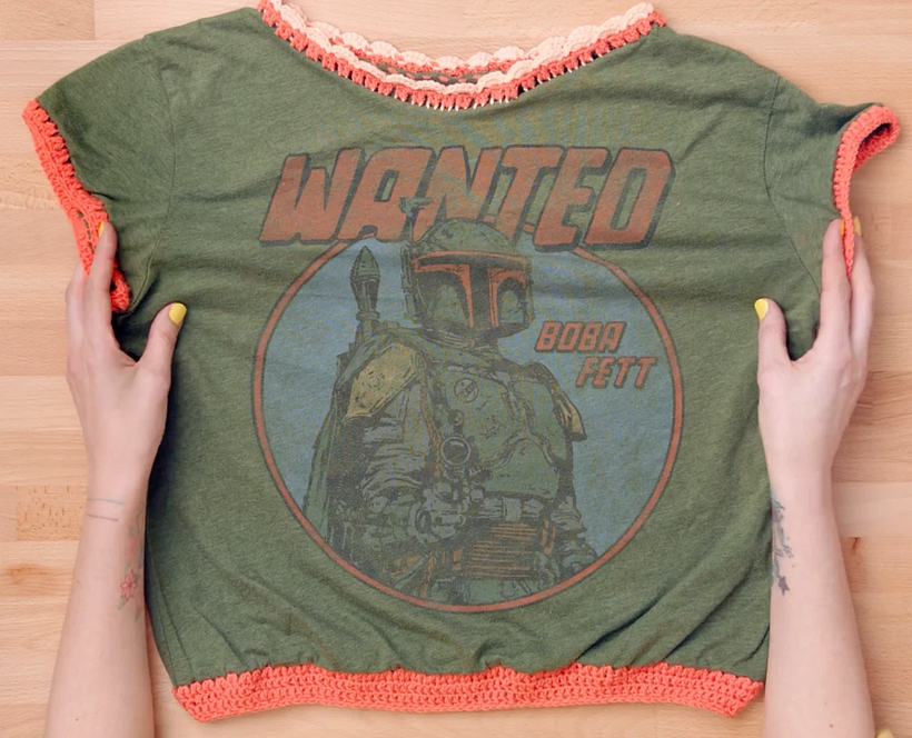Emma hat den Ausschnitt, die Ärmel und die Taille dieses alten T-Shirts abgeschnitten und mit Häkelarbeit neu geformt.
