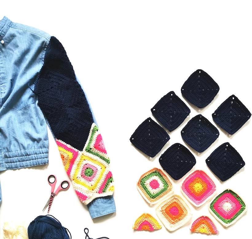 Gehäkelte "Granny Squares", die die Ärmel einer alten Jacke ersetzen. Bild: @steelandstitch.