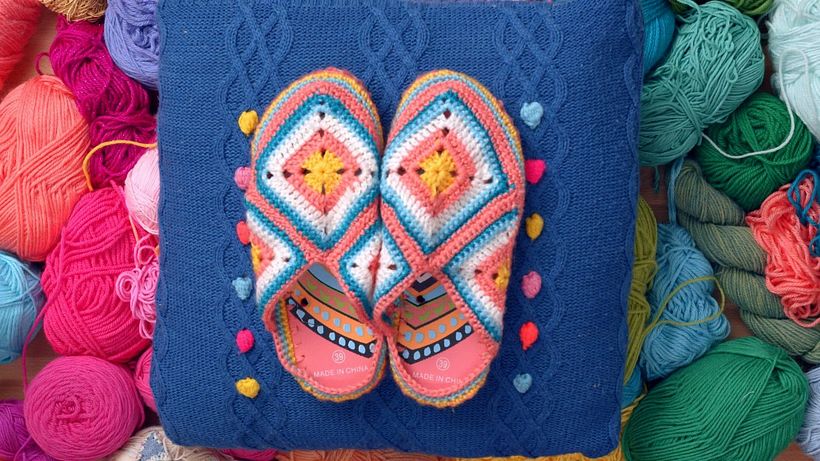 Emmas upgecycelte Hausschuhe, von @steelandstitch.