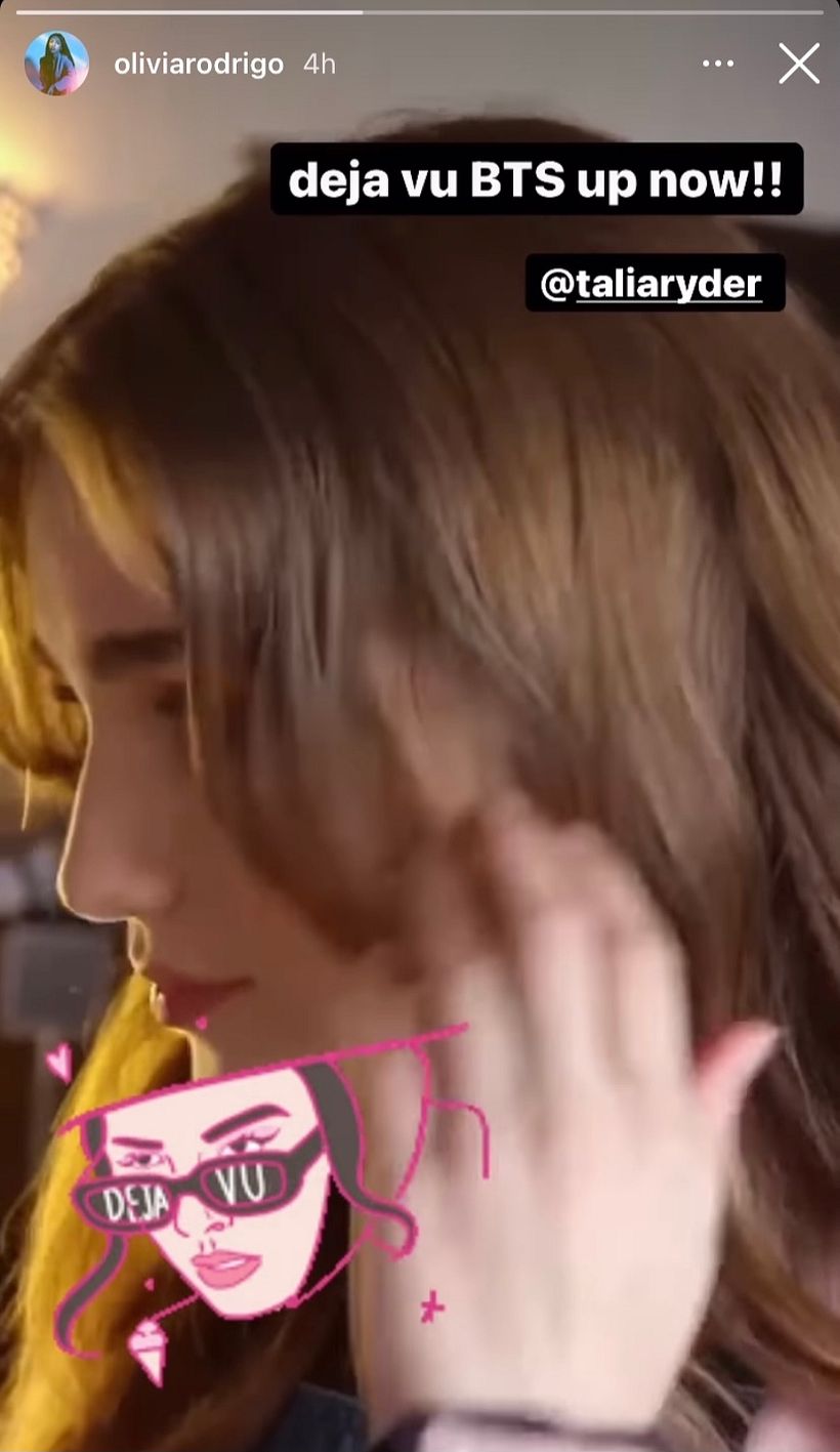 cantora usando um dos stickers em suas redes