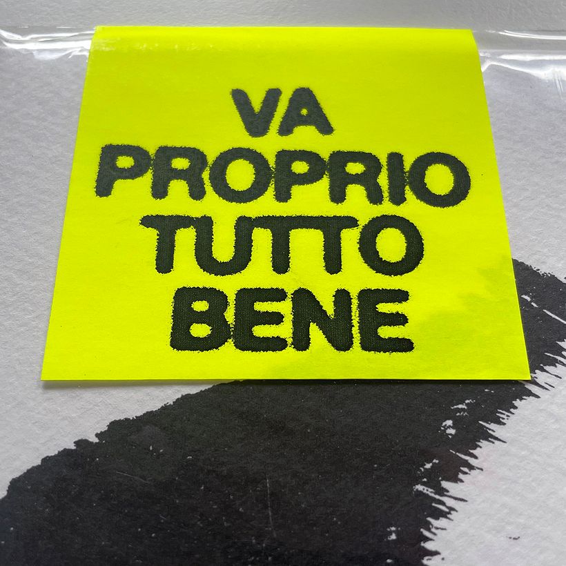 dettaglio in carta fluorescente / adesivo applicato a busta di plastica