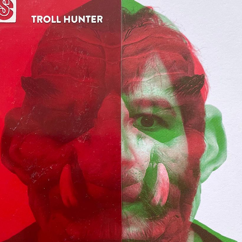 dettaglio / fronte con sovracoperta in plastica rossa