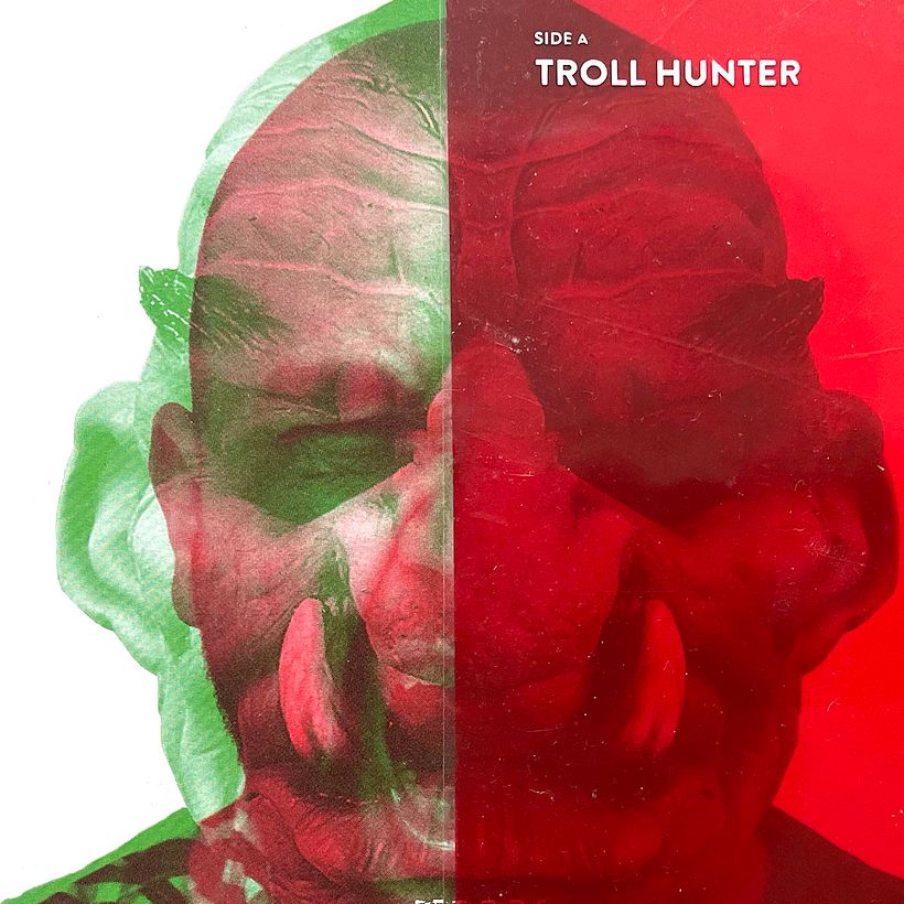 dettaglio / retro con sovracoperta in plastica rossa