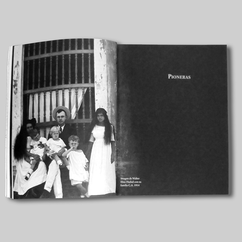 Inicios de capitulo compuestos con fotos históricas.