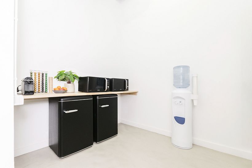 Instalaciones: Cocina fría con dos microondas, fuente de agua, dos neveras y cafetera Nespresso