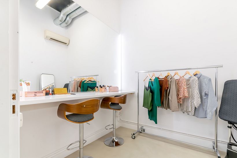 Instalaciones: Sala de maquillaje / vestuario con plancha vertical, burra y espejo