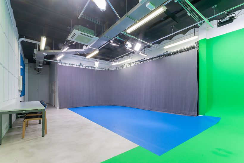 Plató webcast en alquiler por horas, con cortinas y suelos intercambiables