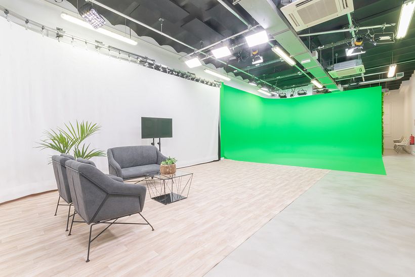 Plató webcast en alquiler por horas, con cortinas y suelos intercambiables