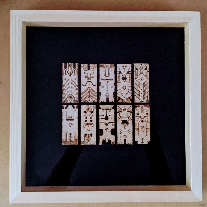 Totems, pirograbado sobre madera balsa.