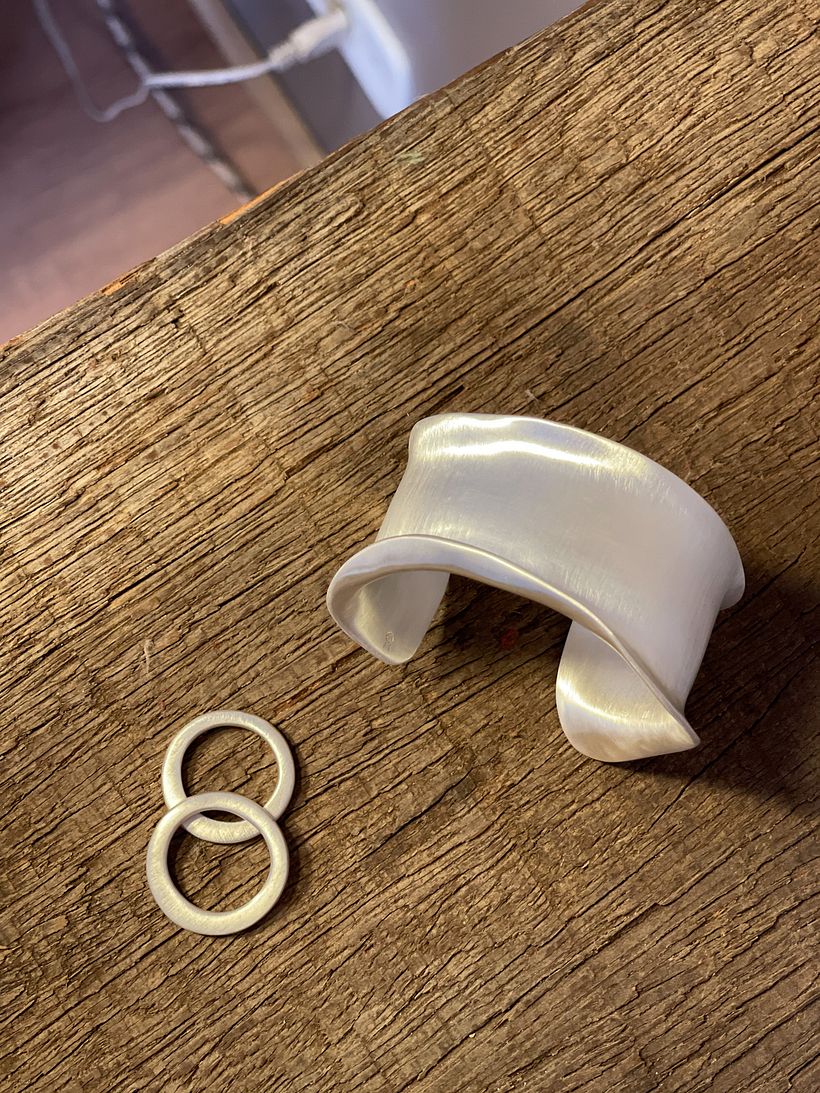 pulseira e anéis da linha Contido  - prata forjada