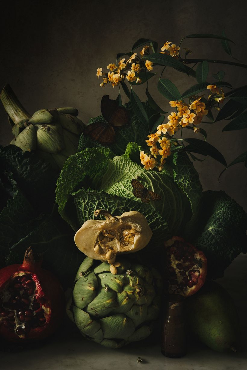 Naturaleza muerta con verduras, frutas, flores e insectos