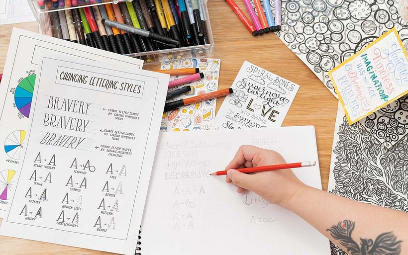 Grace explora una variedad de tipografías manuales en lápiz. 