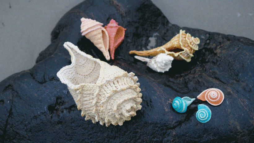 Marianne hat sich auf das Häkeln von zarten Naturgegenständen wie Muscheln spezialisiert.