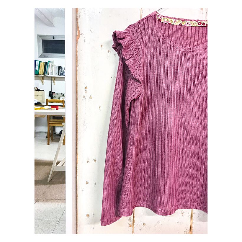Blusa con volant arricciato sul giro manica e linea a 1/2 ruota